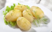 Вареный картофель на тарелке