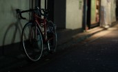 Велосипед ночью в городе