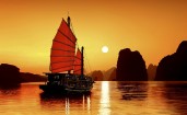 Вьетнамская парусная лодка на закате