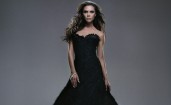 Виктория Бэкхэм в черном платье