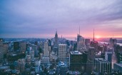 Вид с высоты на закат в Нью-Йорке