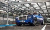Вид спереди на синий Rolls-Royce Phantom