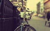 Винтажный велосипед у ограды