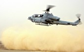 Военный вертолет и пыль над землей