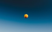 Воздушный шар в синем небе