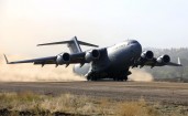 Грузовой военный самолет идет на посадку