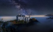 Замок Нойшванштайн под ночным звездным небом