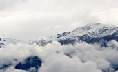 Заснеженные горы над облаками