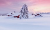 Засыпанные снегом дома