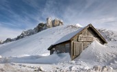 Засыпанный снегом дом