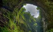 Зеленая арка в скале