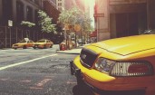Желтые такси в городе