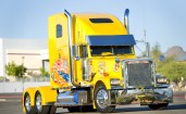 Желтый грузовик Freightliner