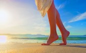Женские ноги на пляже