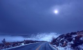 Зимняя дорога ночью под луной