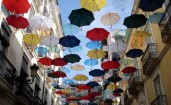 Зонты на улице города