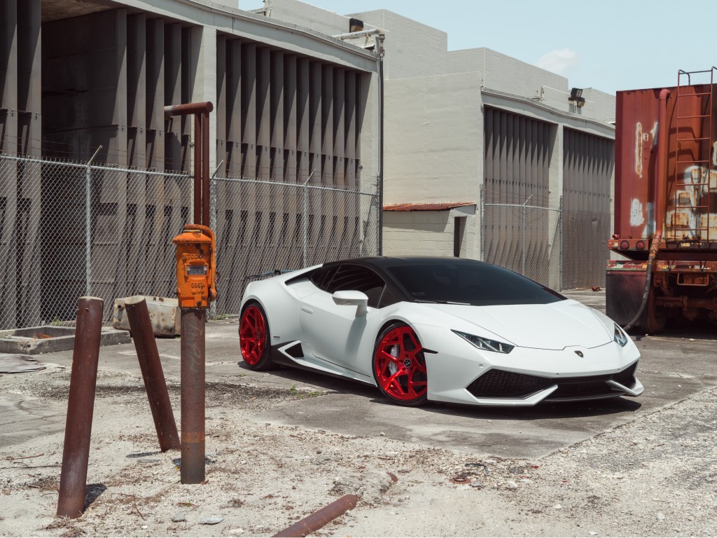 Белая Lamborghini Huracan с красными дисками 1024x768