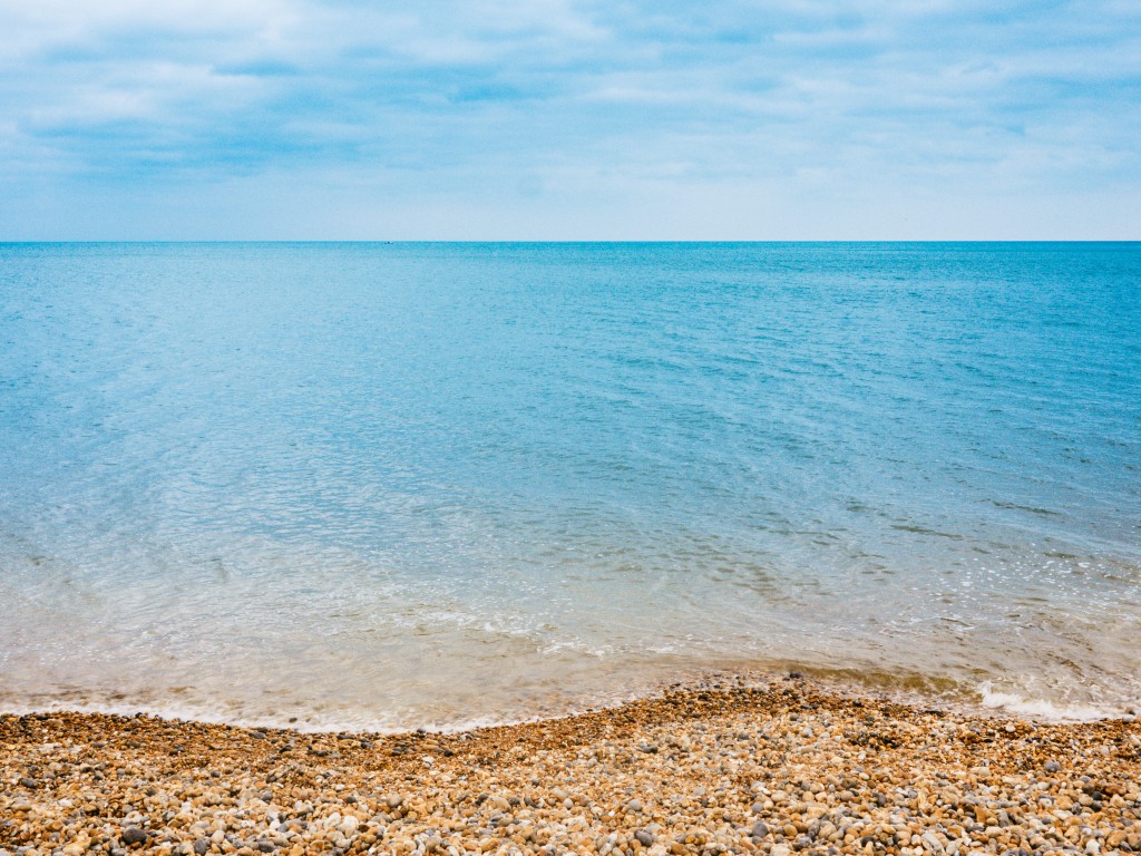Каменистый пляж и синее море 1024x768
