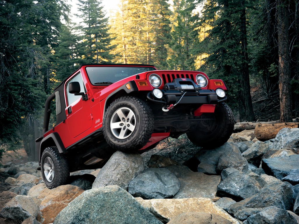 Красный Jeep Wrangler на камнях 1024x768