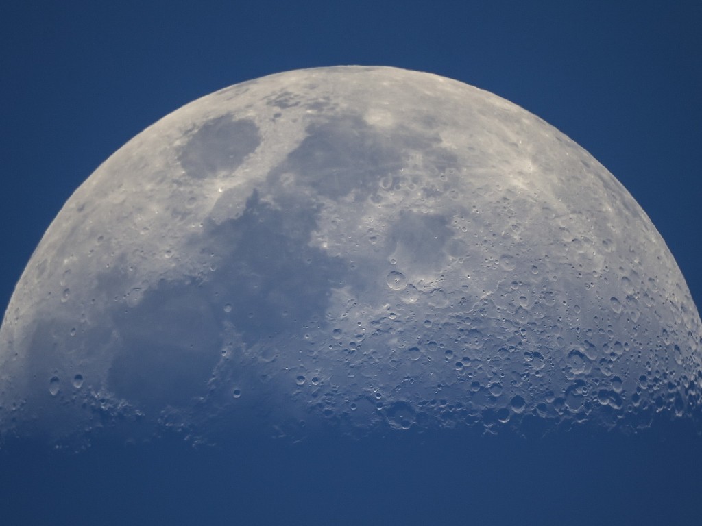 Луна крупным планом 1024x768