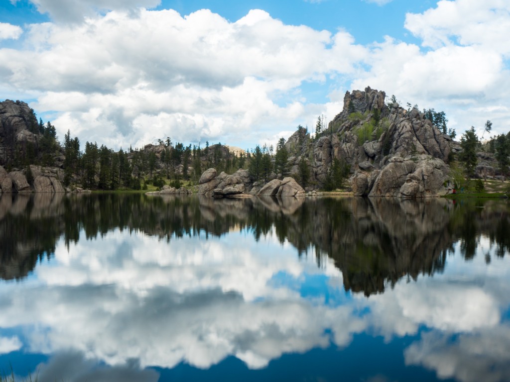 Отражение облаков в озере 1024x768