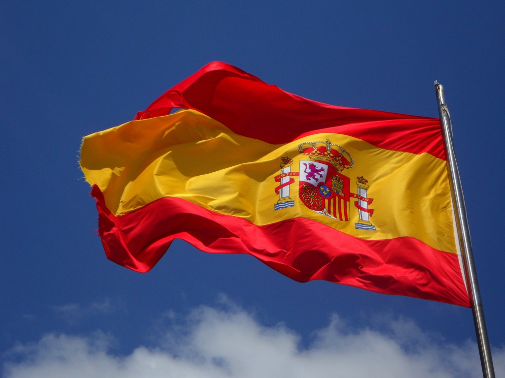 Развевающийся испанский флаг на фоне неба 1024x768