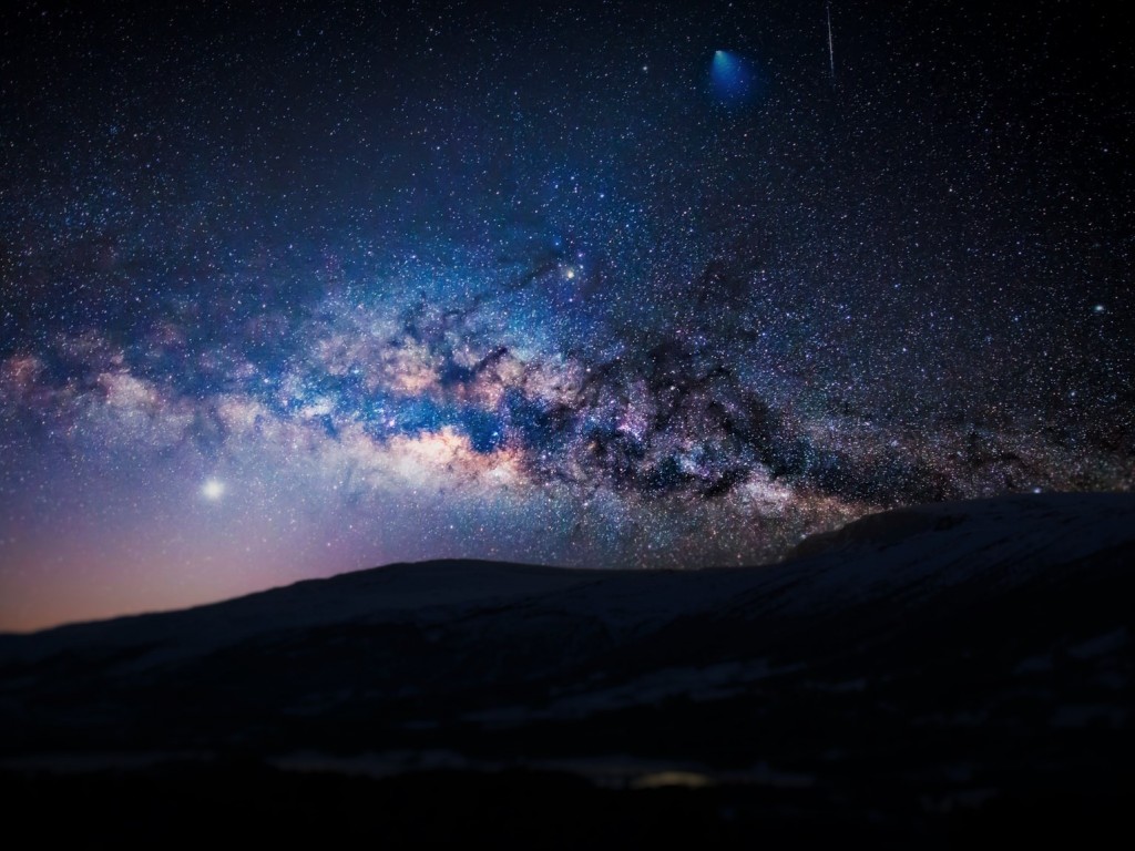 Силуэты гор на фоне ночного звездного неба 1024x768