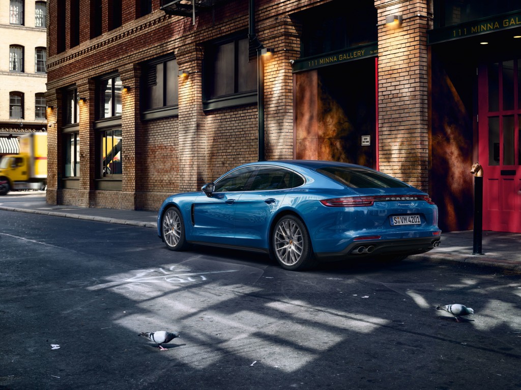 Синий Porsche Panamera на улице 1024x768