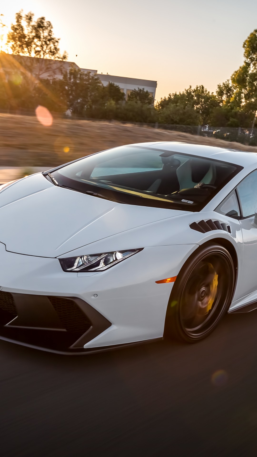 Белый Lamborghini Huracan на дороге 1080x1920