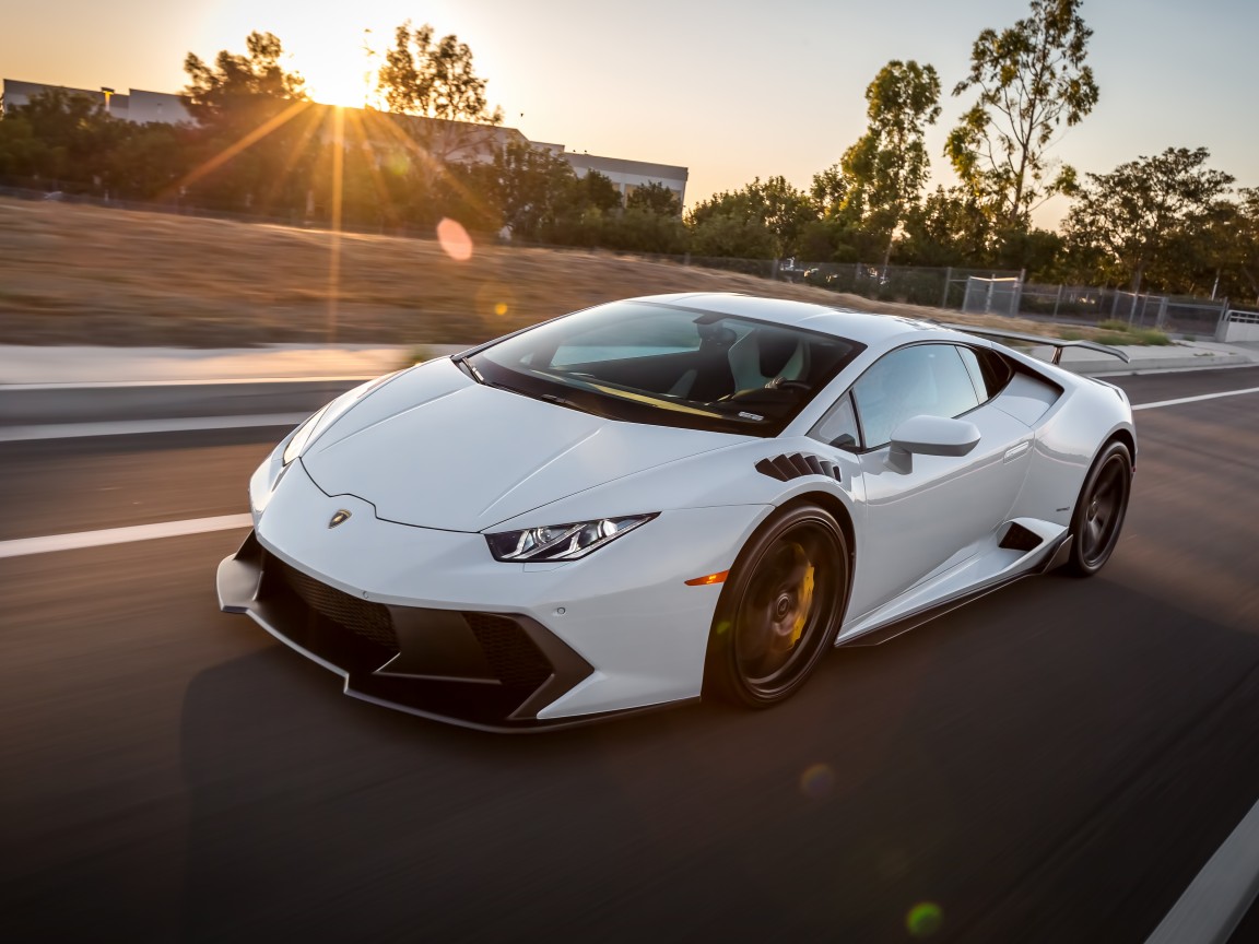 Белый Lamborghini Huracan на дороге 1152x864