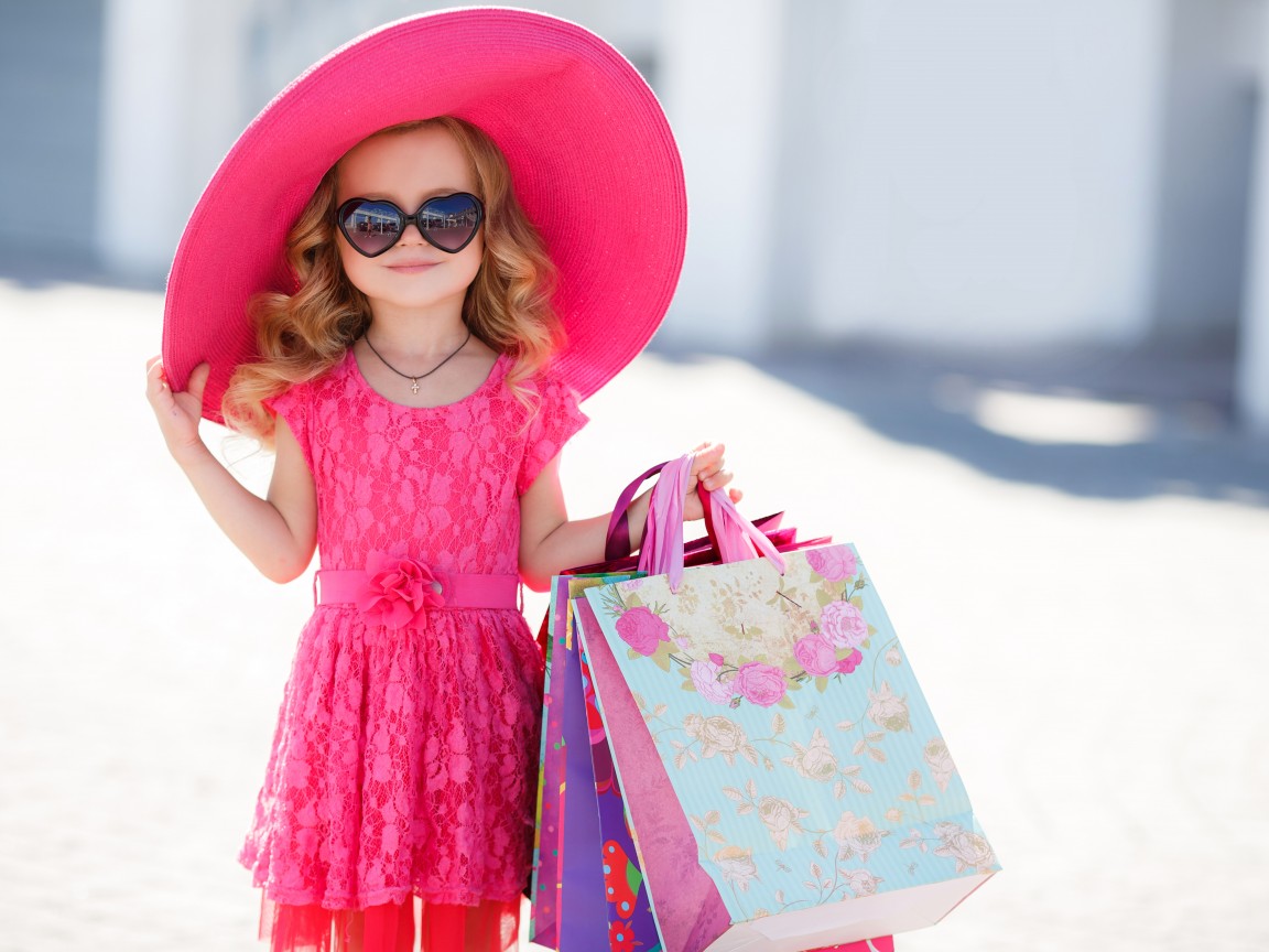 Девочка в розовом платье и шляпе 1152x864