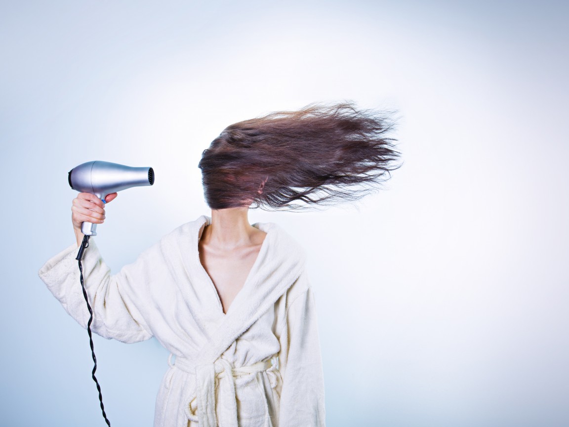Сколько времени нужно сушить волосы