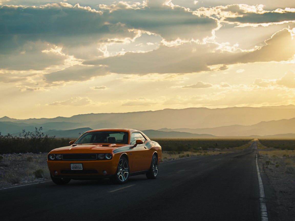 Оранжевый Dodge Challenger на пустынной дороге 1152x864