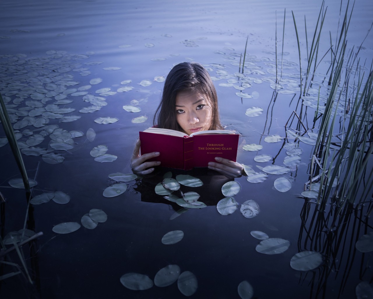 Азиатка с книгой в озере 1280x1024