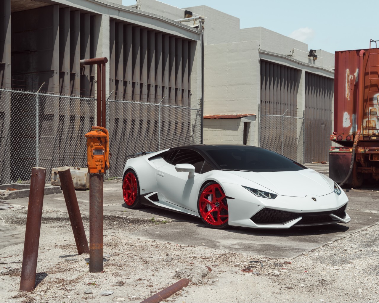 Белая Lamborghini Huracan с красными дисками 1280x1024