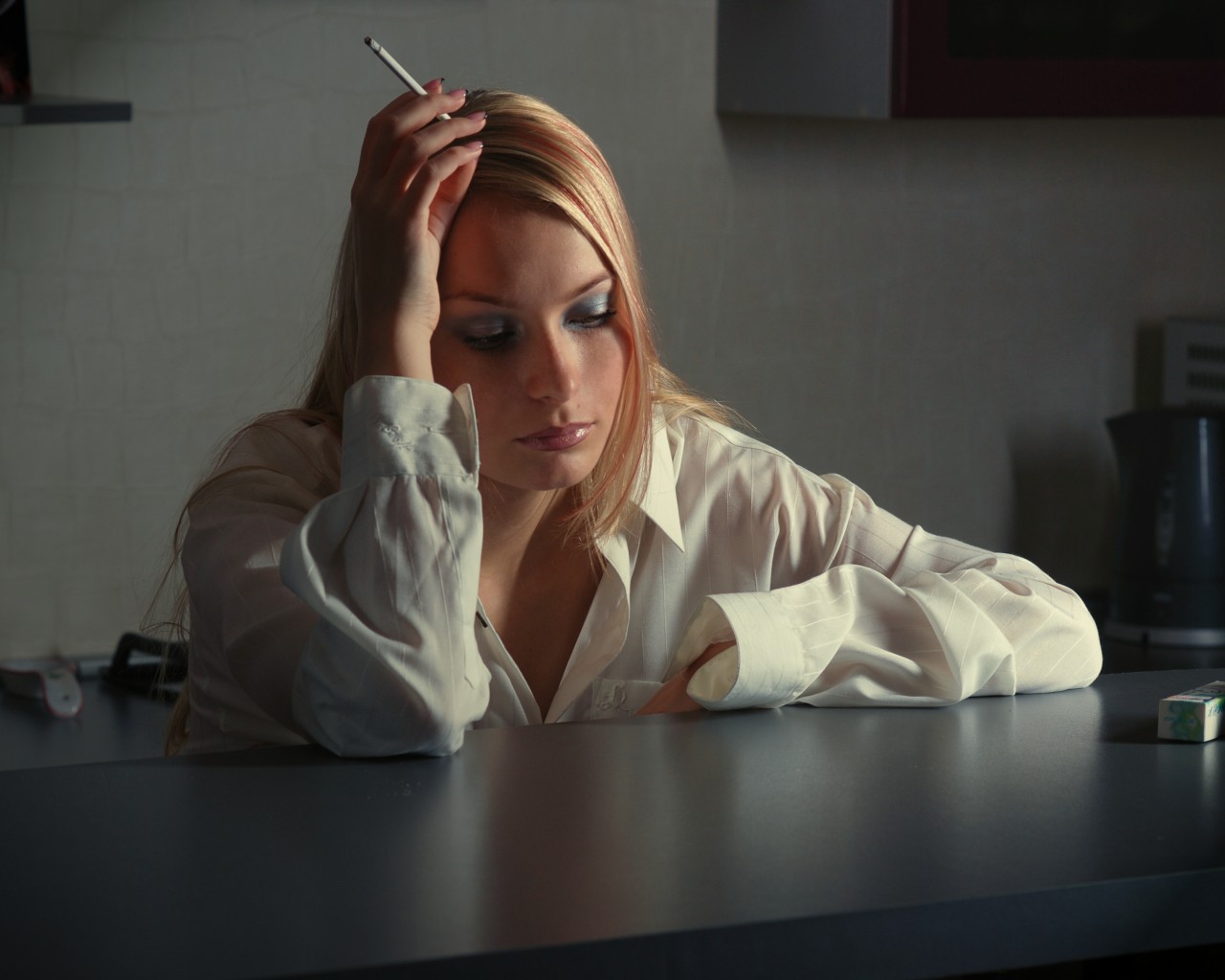 Женщина с сигаретой за столом
