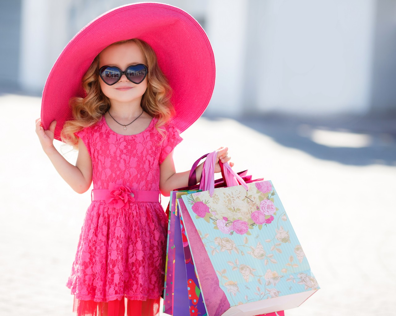 Девочка в розовом платье и шляпе 1280x1024