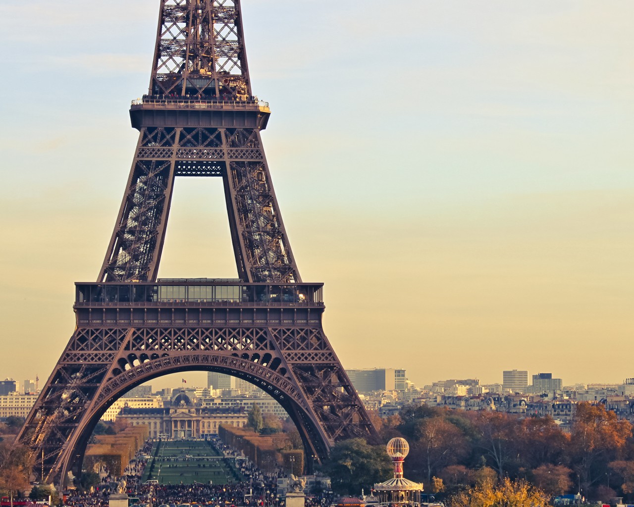Эйфелева башня в Париже 1280x1024