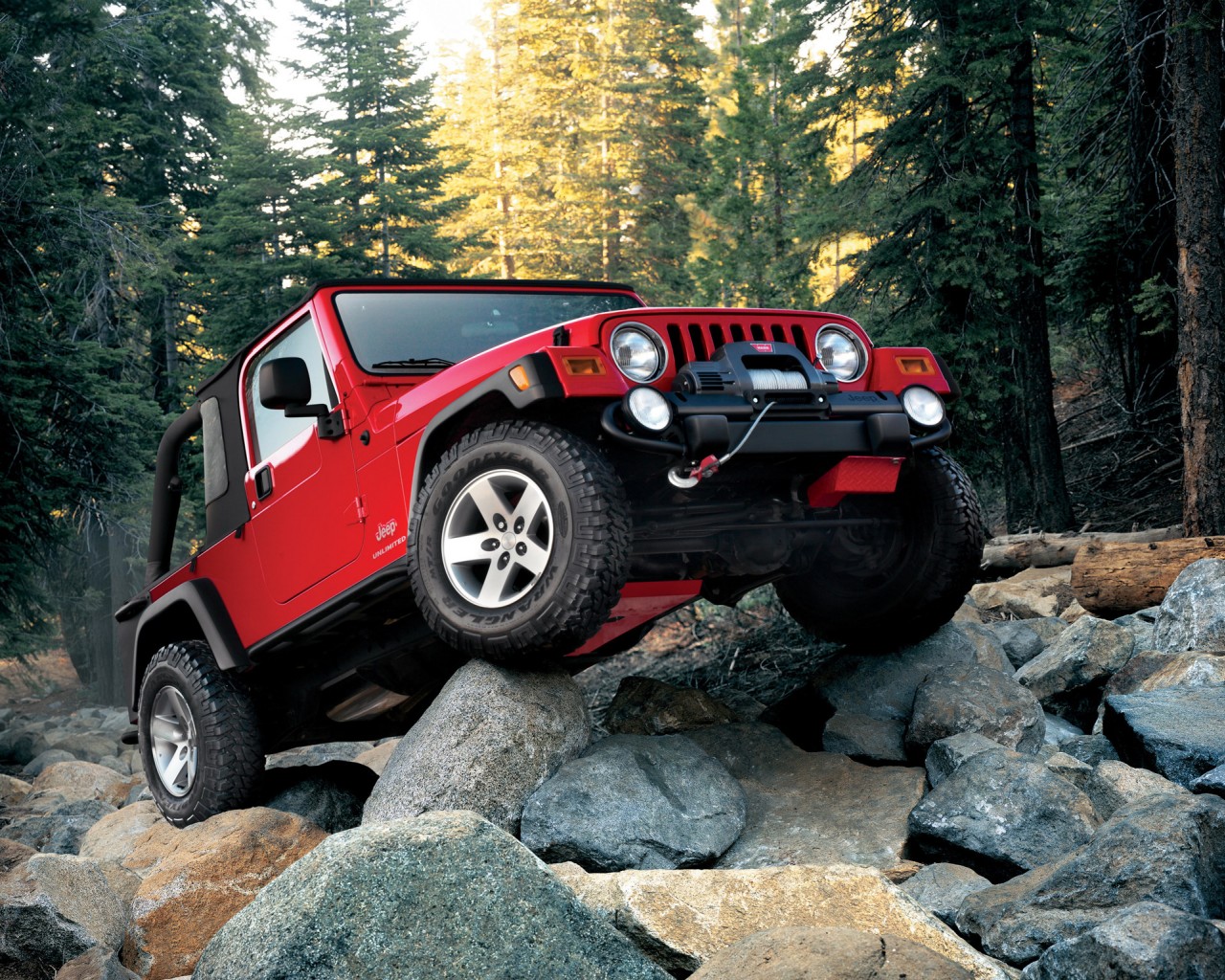 Красный Jeep Wrangler на камнях 1280x1024