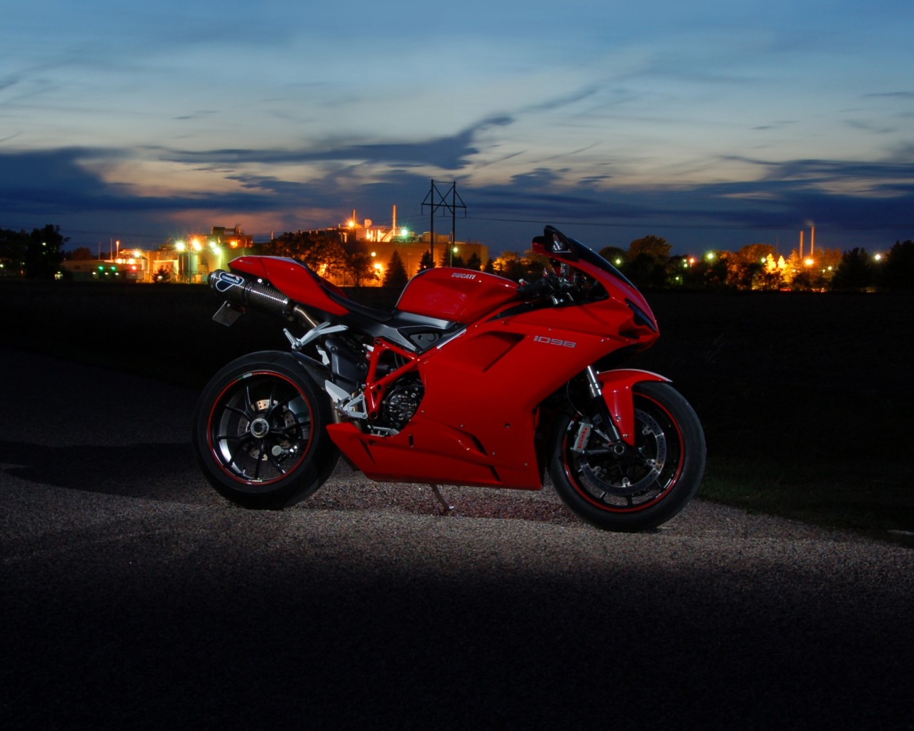 Красный мотоцикл Ducati 1280x1024