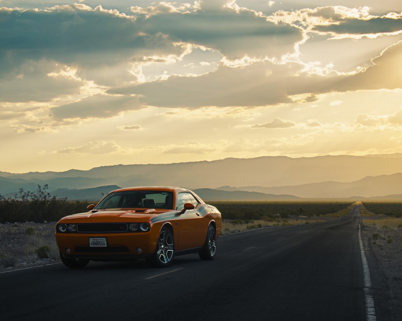 Оранжевый Dodge Challenger на пустынной дороге 1280x1024
