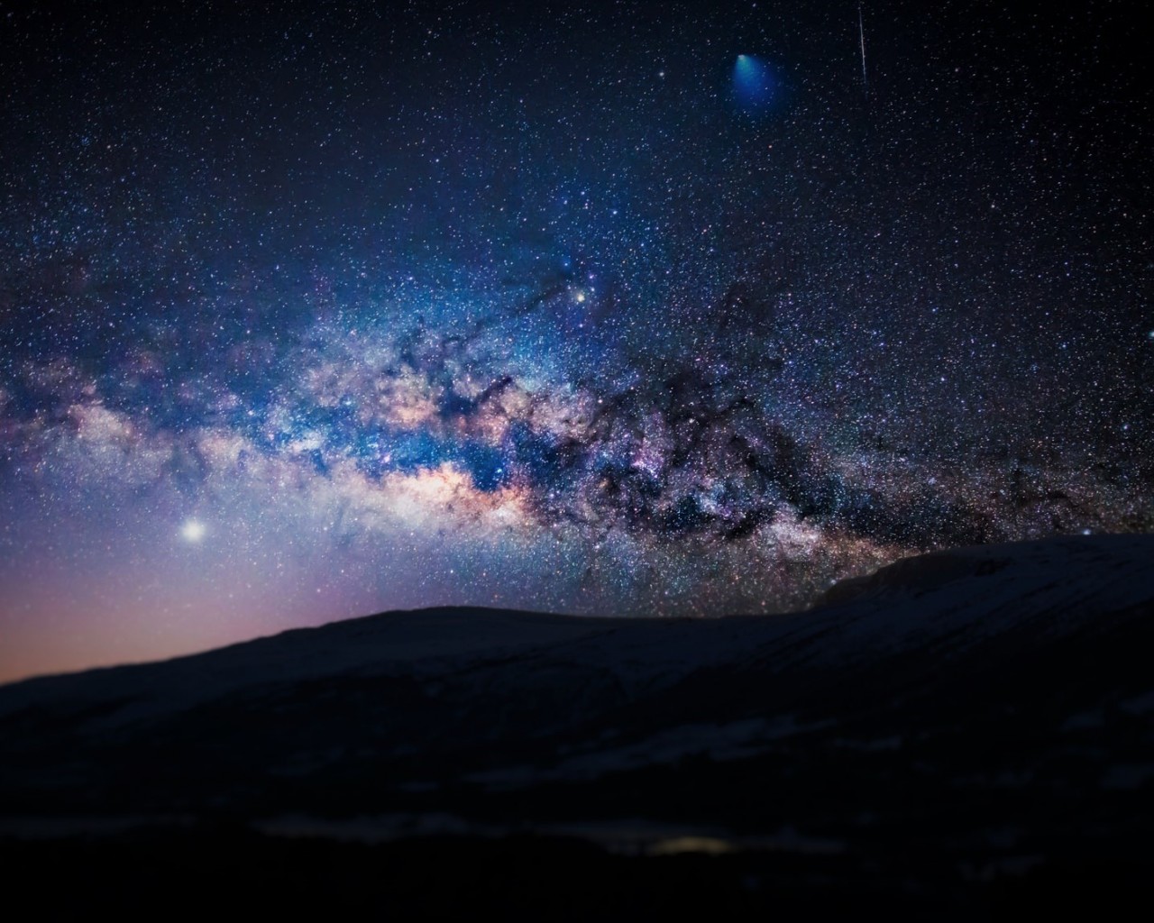 Силуэты гор на фоне ночного звездного неба 1280x1024