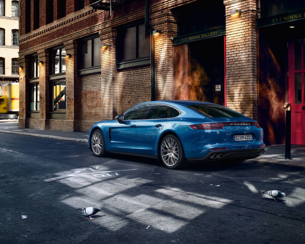 Синий Porsche Panamera на улице 1280x1024