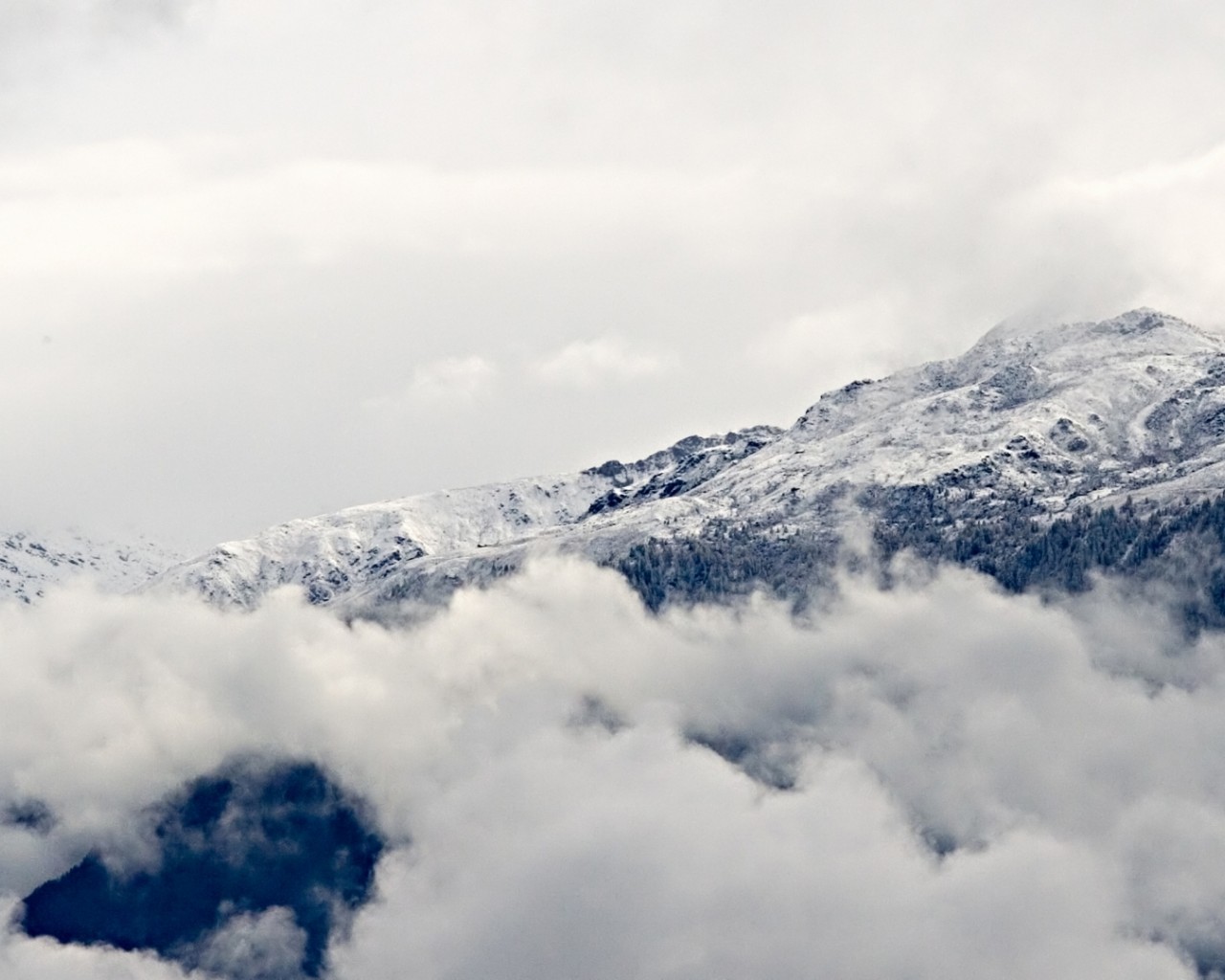Заснеженные горы над облаками 1280x1024