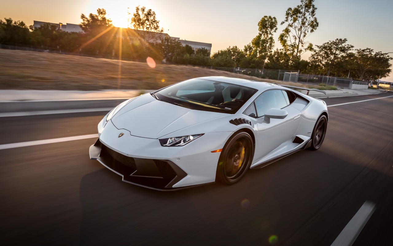 Белый Lamborghini Huracan на дороге 1280x800