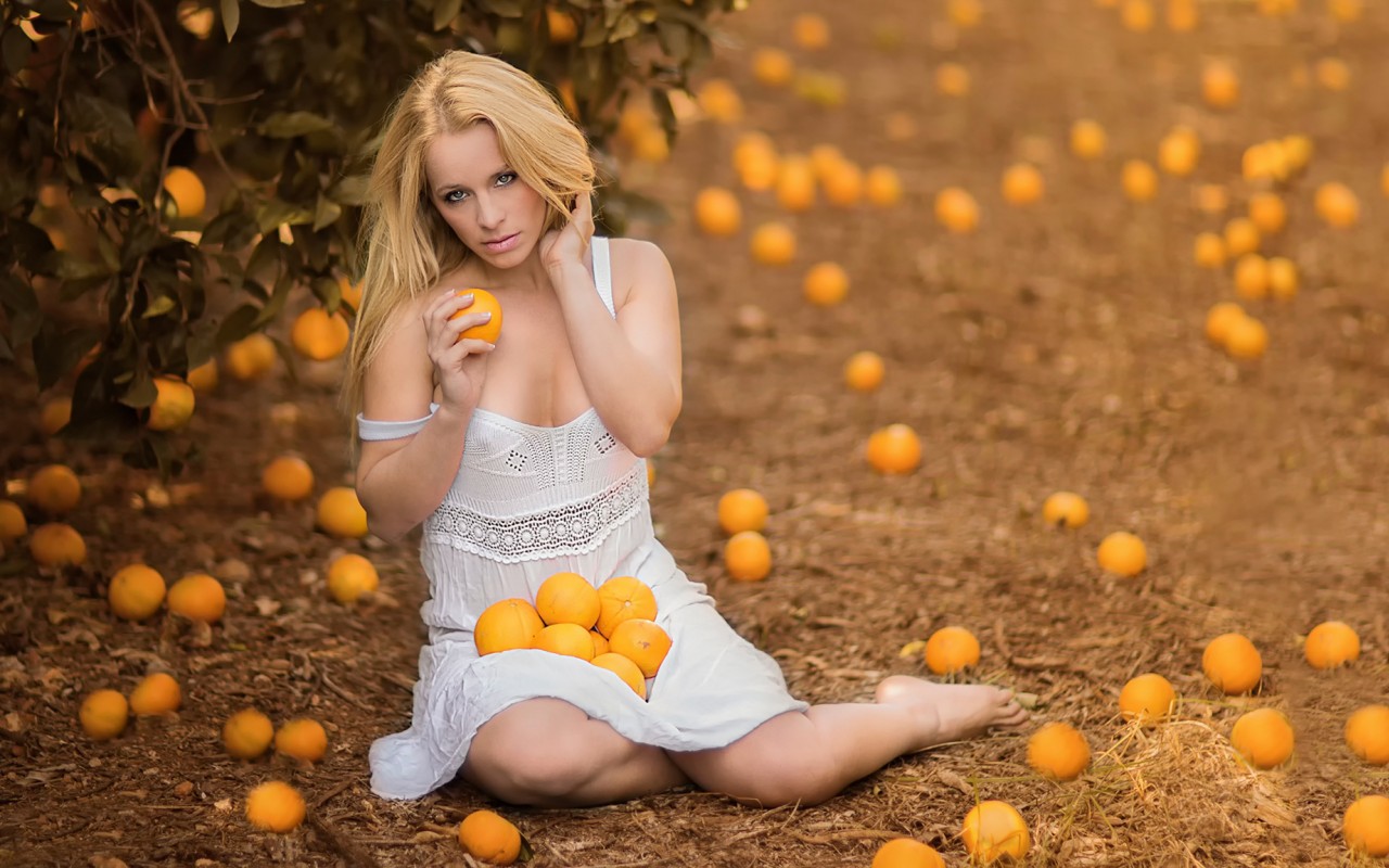 Девушка с апельсинами на земле 1280x800