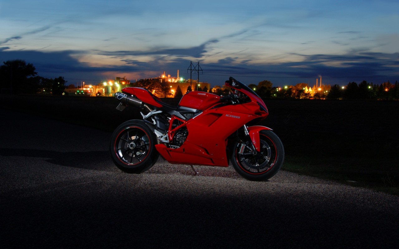 Красный мотоцикл Ducati 1280x800