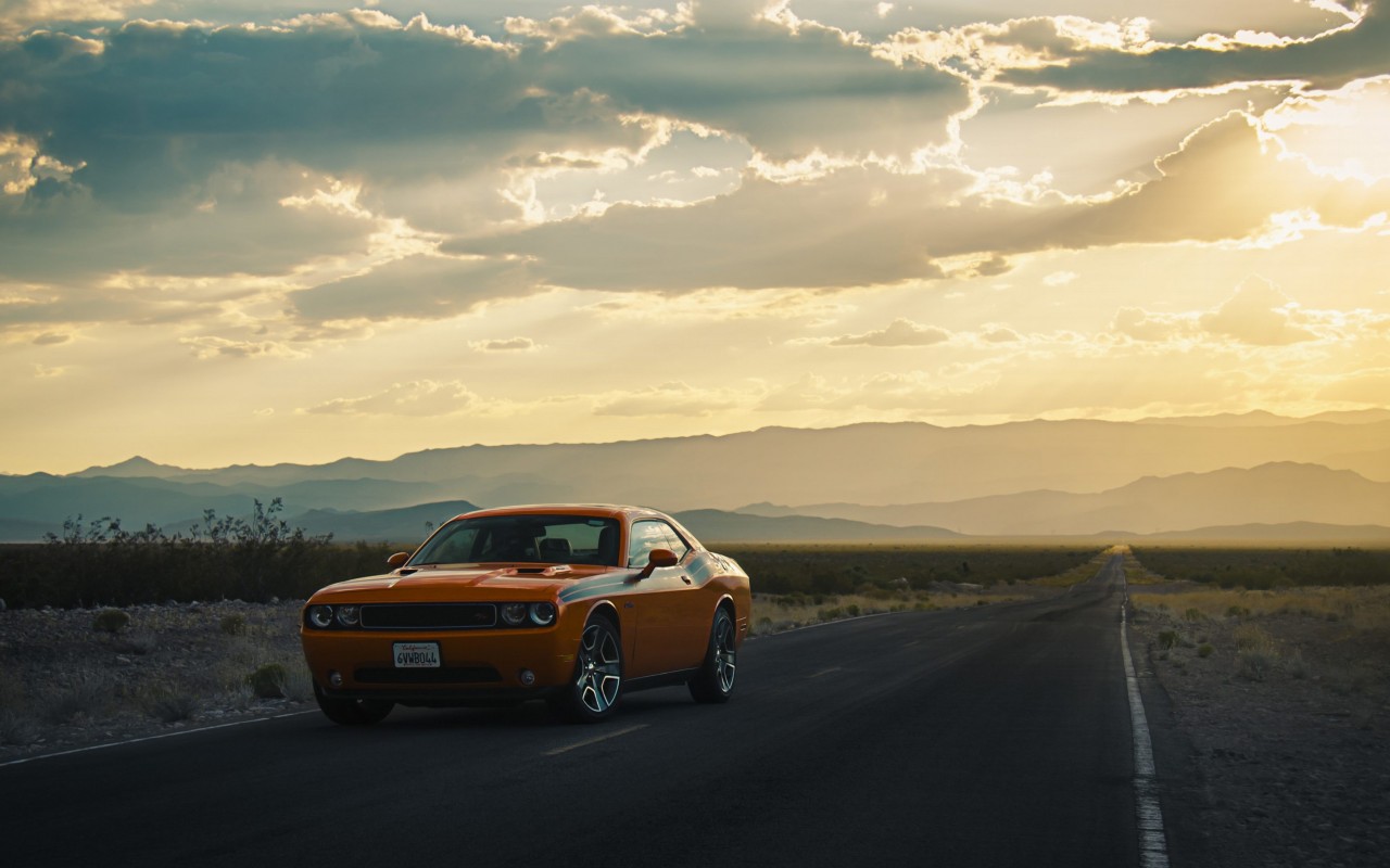 Оранжевый Dodge Challenger на пустынной дороге 1280x800