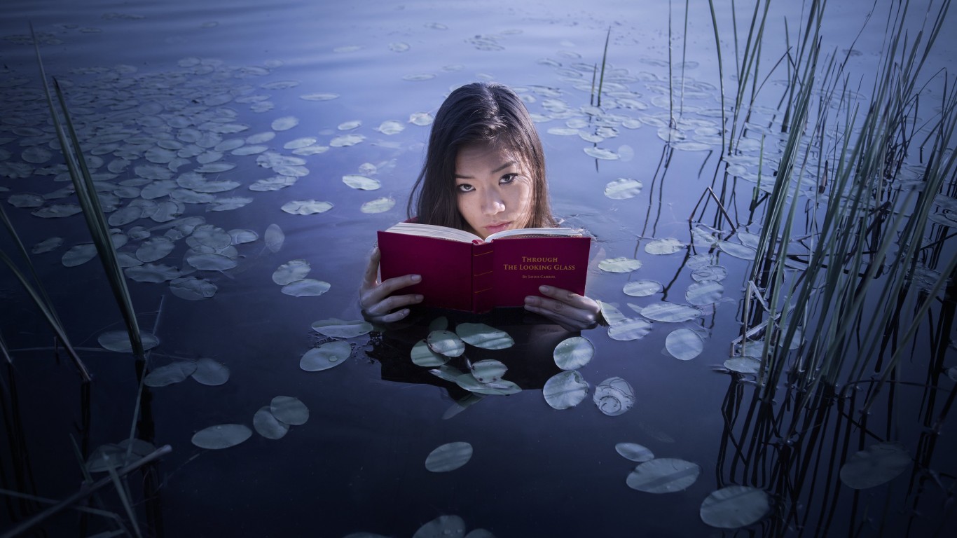 Азиатка с книгой в озере 1366x768