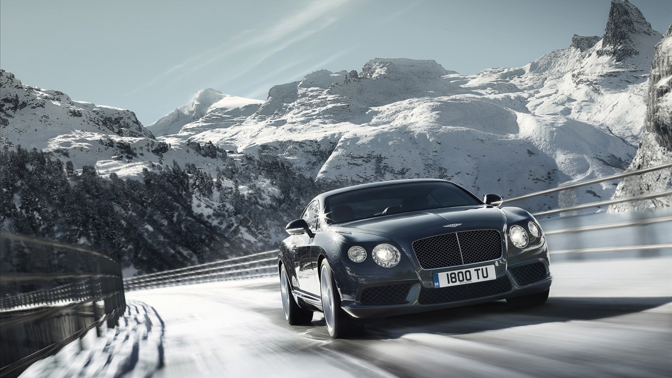 Bentley на зимней дороге 1366x768